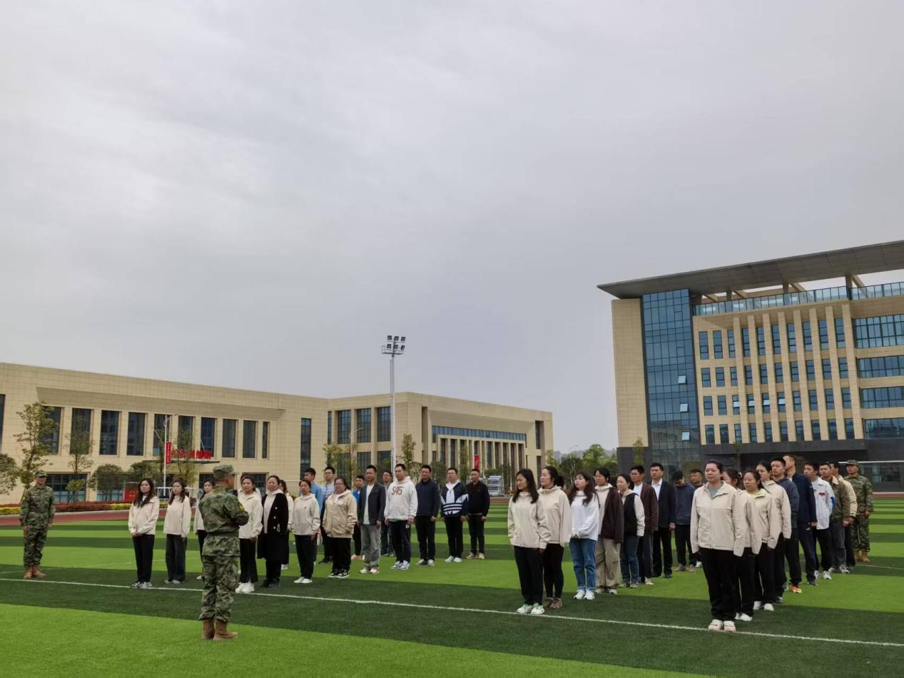 強化國防教育，錘煉責任擔當
